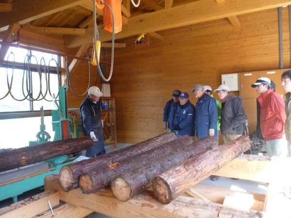 受講生が製材を見学し、工場の方より説明を受けている写真